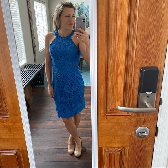 Flattering halter neck and keyhole back blue dress - Picture 4 of 7